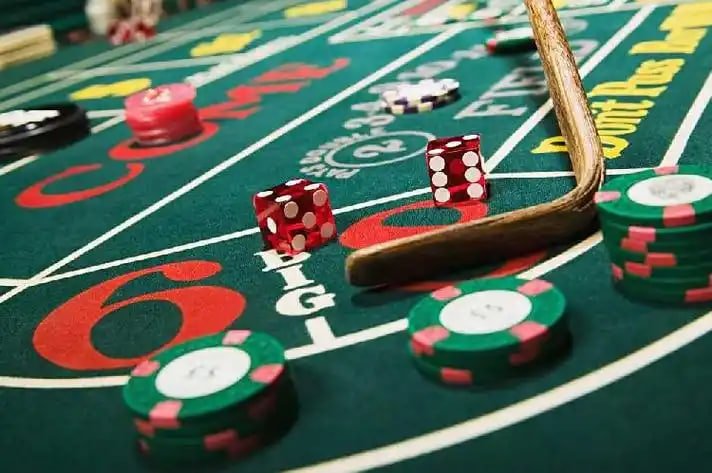 Bàn baccarat live casino lk88 với dealer chuyên nghiệp qua video trực tiếp